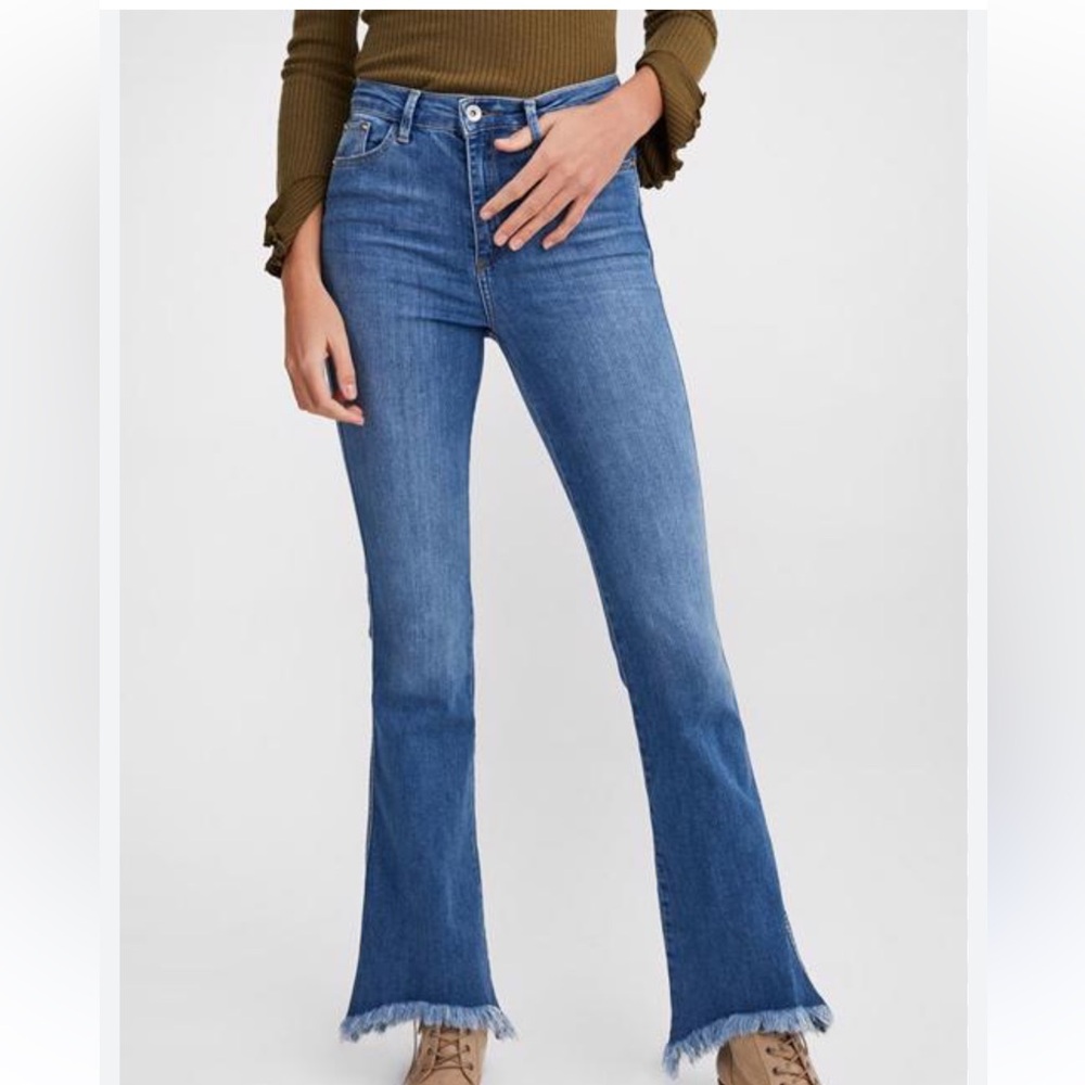 Black Label Cest  Toi Mid Rise Wide Women's Blue Jeans with Frayed Hem.